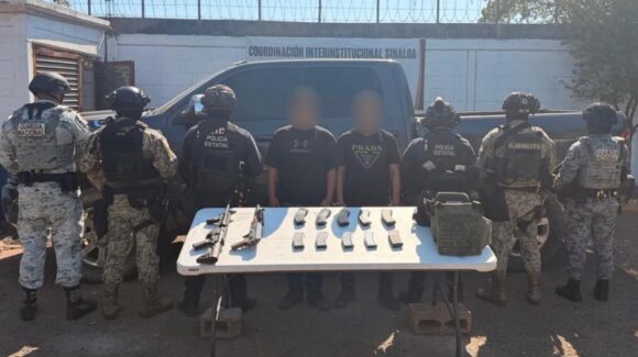 Detienen a dos hombres con armas largas, cargadores, municiones y chalecos tácticos en Eldorado, Sinaloa