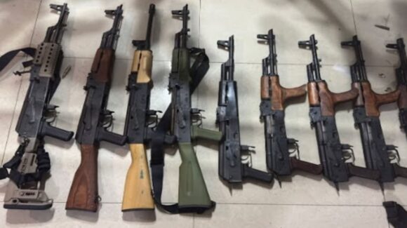 Nueve hombres fueron detenidos con armas largas, cartuchos y 600 ponchallantas en Culiacán, Sinaloa