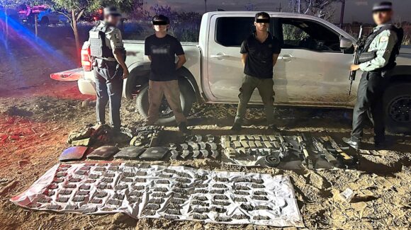 ¡Uno es menor de edad! Detienen a 2 sujetos con armas largas y equipo táctico en Quilá, Culiacán