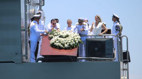 El puerto de Mazatlán honra a marinos caídos y activos en el Día de la Marina Nacional durante ceremonia
