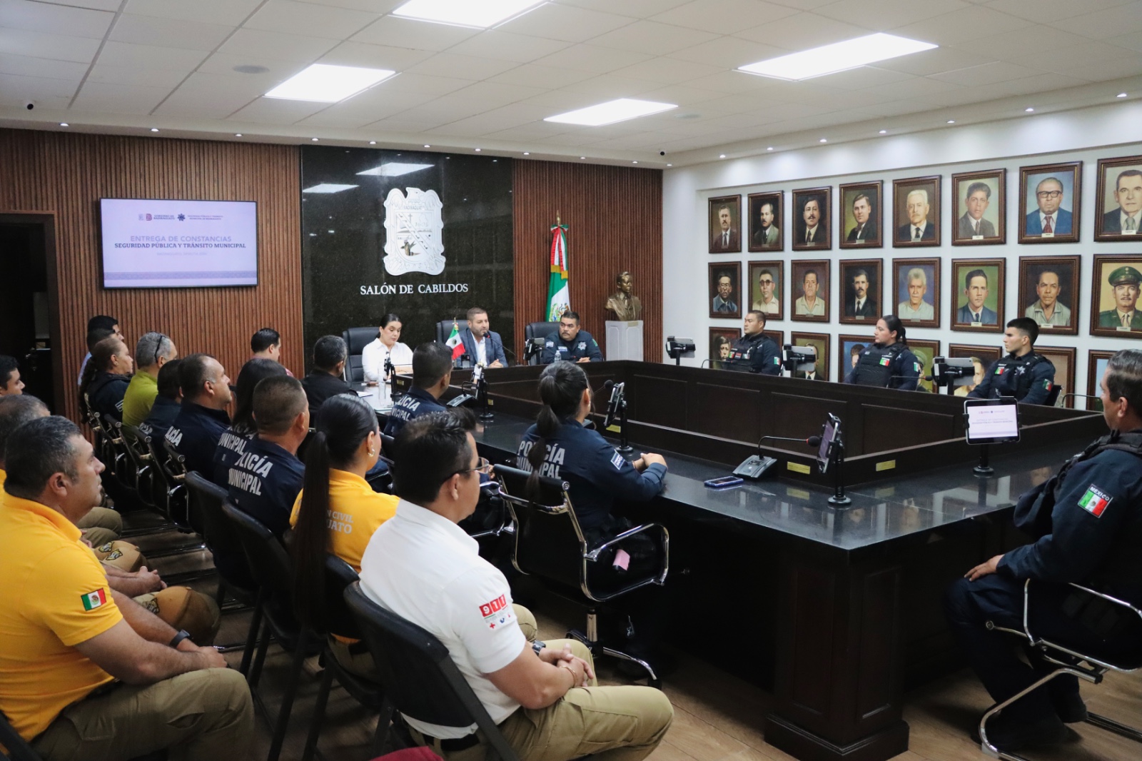 En el marco del Día del Policía, el Ayuntamiento hace entrega de constancias y nombramientos a elementos de la Policía Municipal