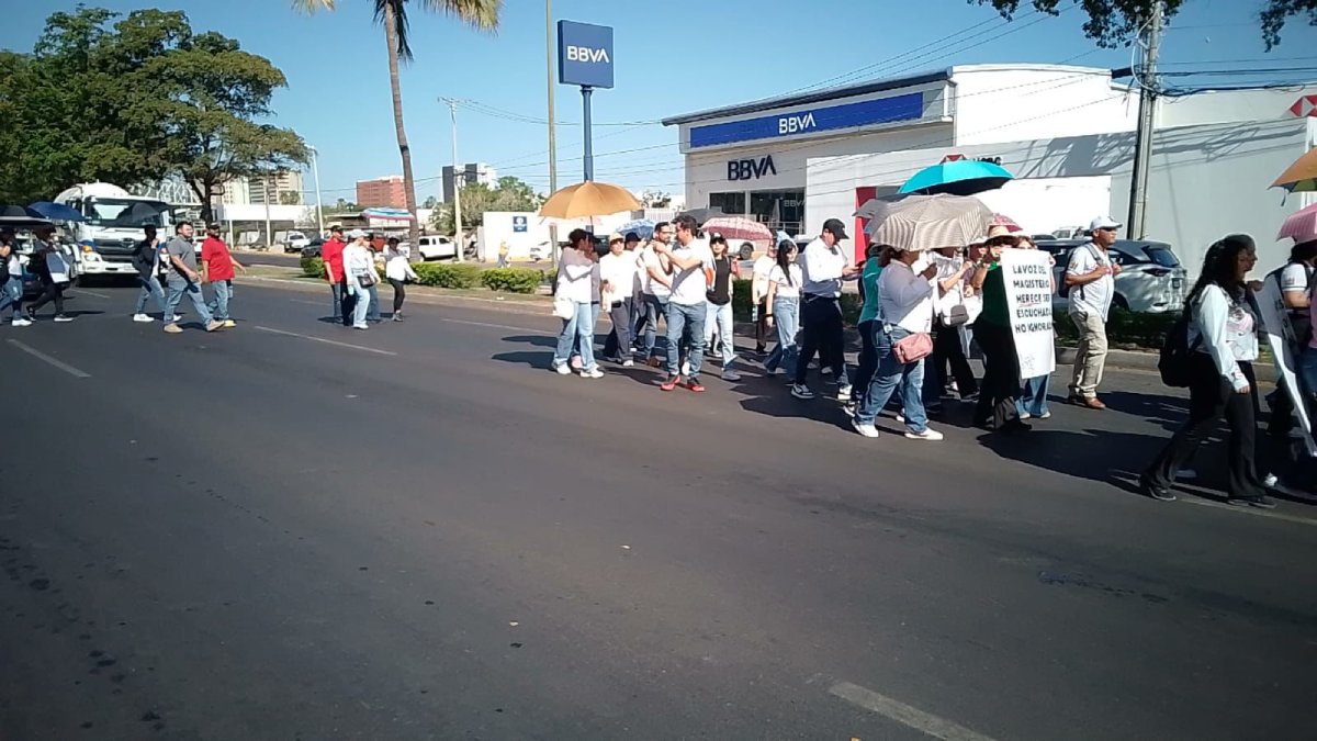 docentes del snte 27 se manifiestan en culiacan personas
