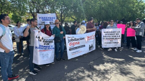 “Por una jubilación digna”; docentes del SNTE 27 se manifiestan en Culiacán, entregan pliego petitorio en el Congreso del Estado