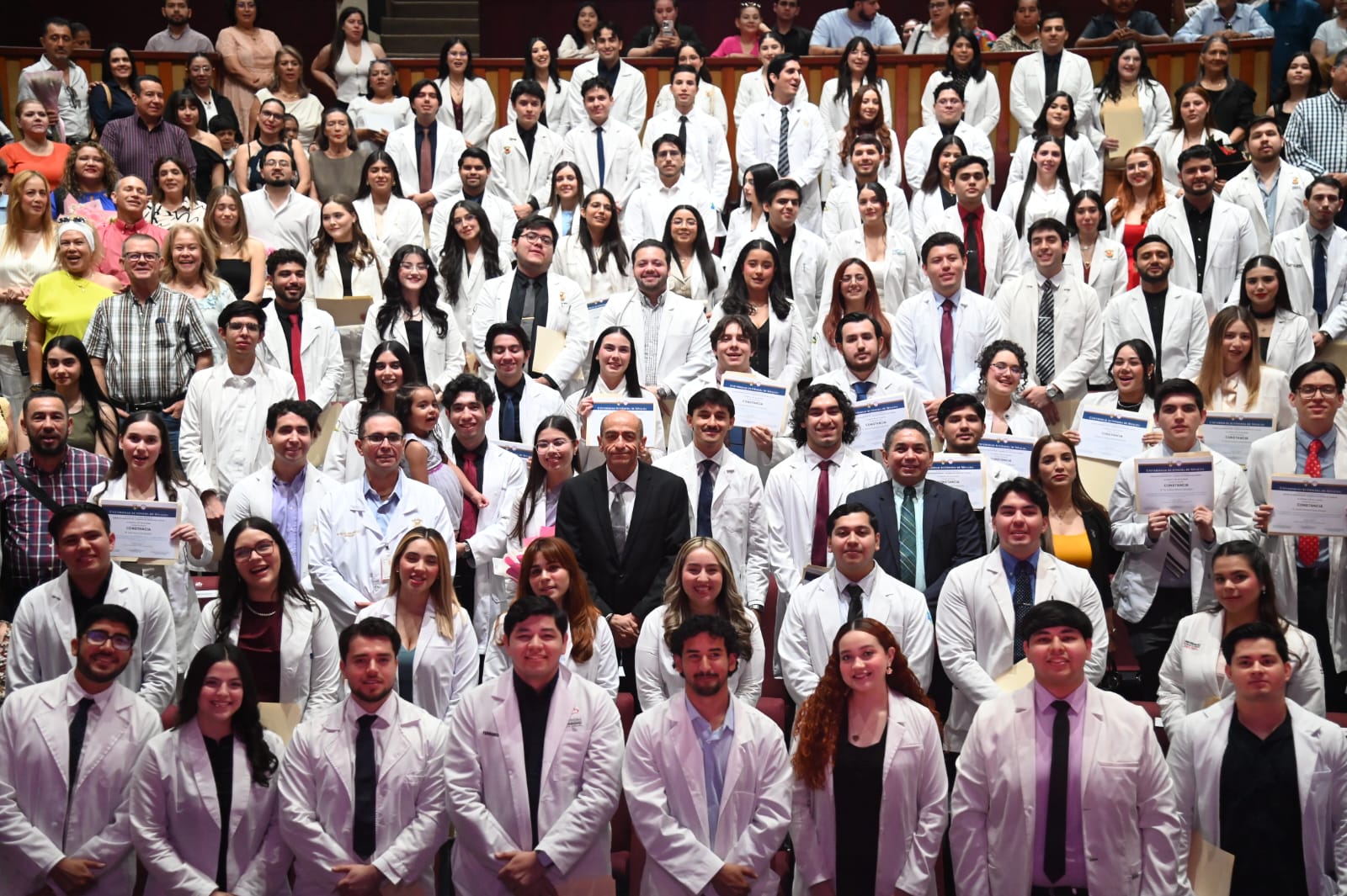 Egresan casi 100 médicos internos de pregrado en la UAS