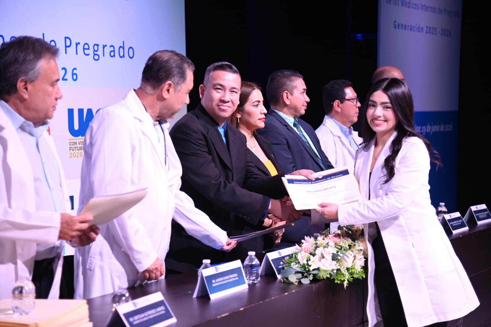 Egresan casi 100 médicos internos de pregrado en la UAS