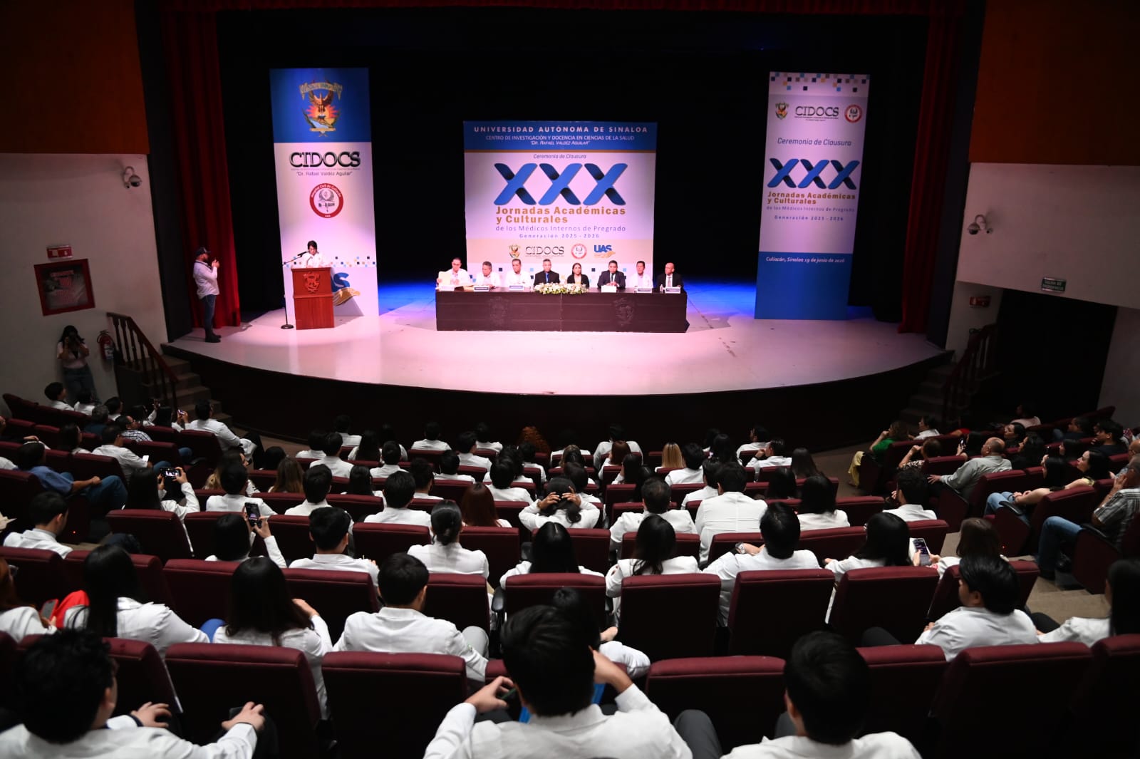 Egresan casi 100 médicos internos de pregrado en la UAS