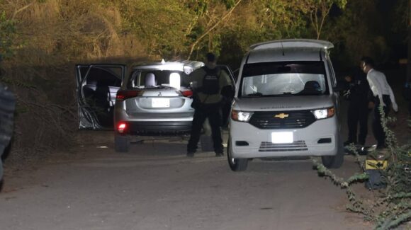 Localizan a joven sin vida dentro de camioneta baleada al sur de Mazatlán; investigan posible relación con enfrentamiento armado