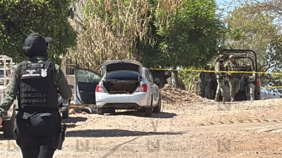 Ejecutan a balazos al conductor de un Nissan Versa en la colonia El Mirador de Culiacán, Sinaloa