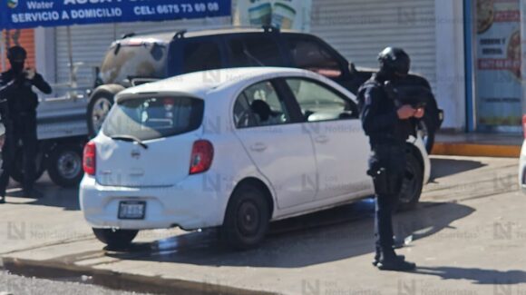 Ejecutan a un hombre a bordo de un vehículo compacto en Valle Alto de Culiacán, Sinaloa; hay dos personas más heridas