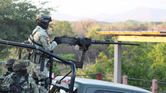 Abaten a un civil armado y detienen a otro tras enfrentamiento entre militares y civiles en la sierra de El Rosario, Sinaloa