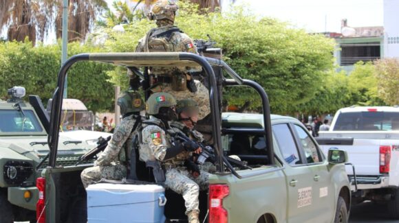 Atacan a policías estatales en Mazatlán, Sinaloa: hay dos civiles armados muertos y un detenido herido
