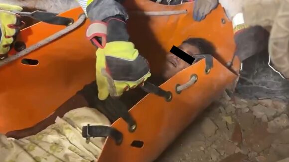 Elementos de la Defensa Mexicana logran rescatar con vida a niño entre los escombros, tras sismos de Venezuela