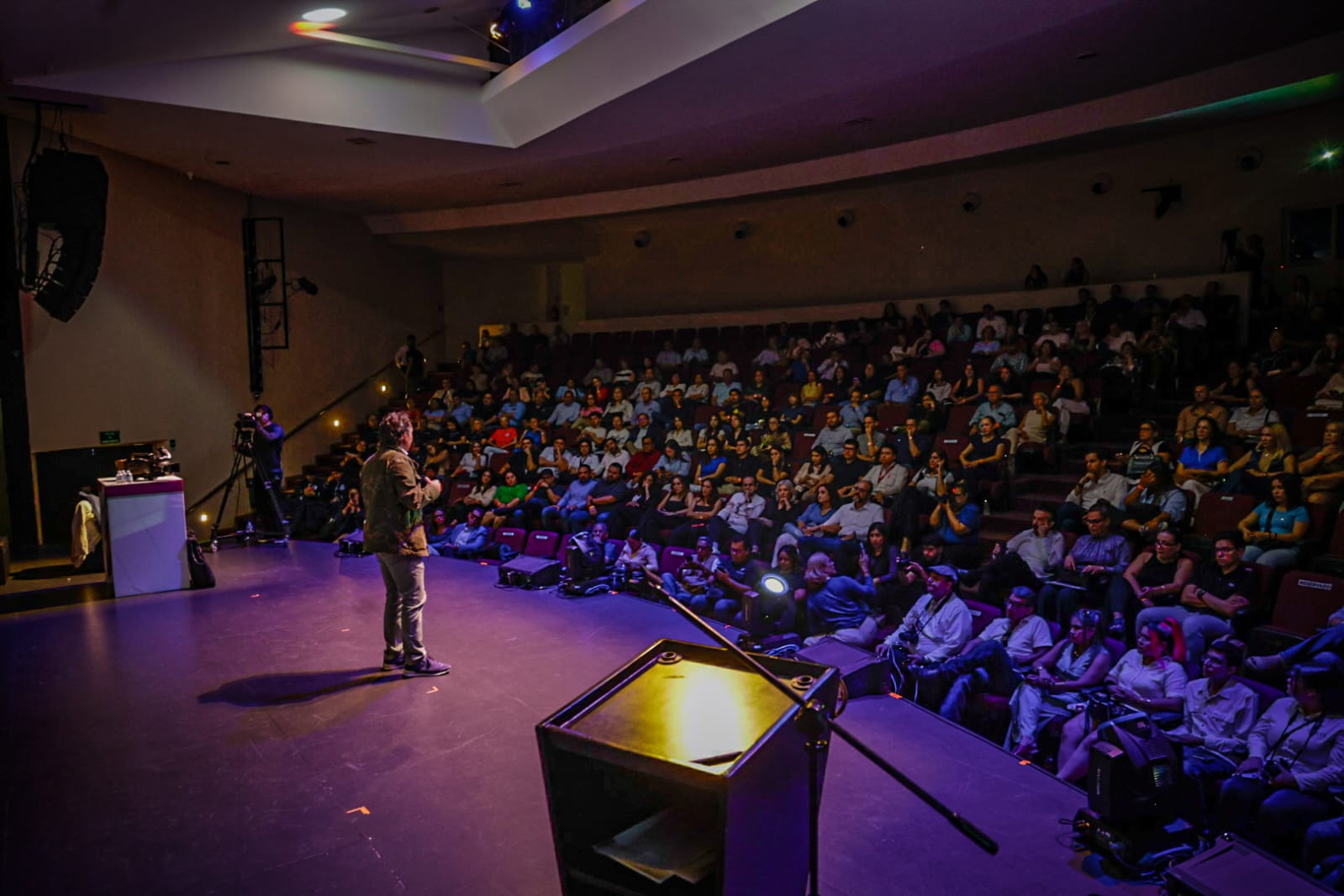 Alberto Peláez, periodista de guerra, imparte conferencia magistral en Culiacán
