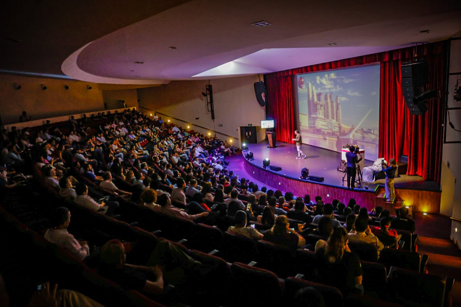 Alberto Peláez, periodista de guerra, imparte conferencia magistral en Culiacán