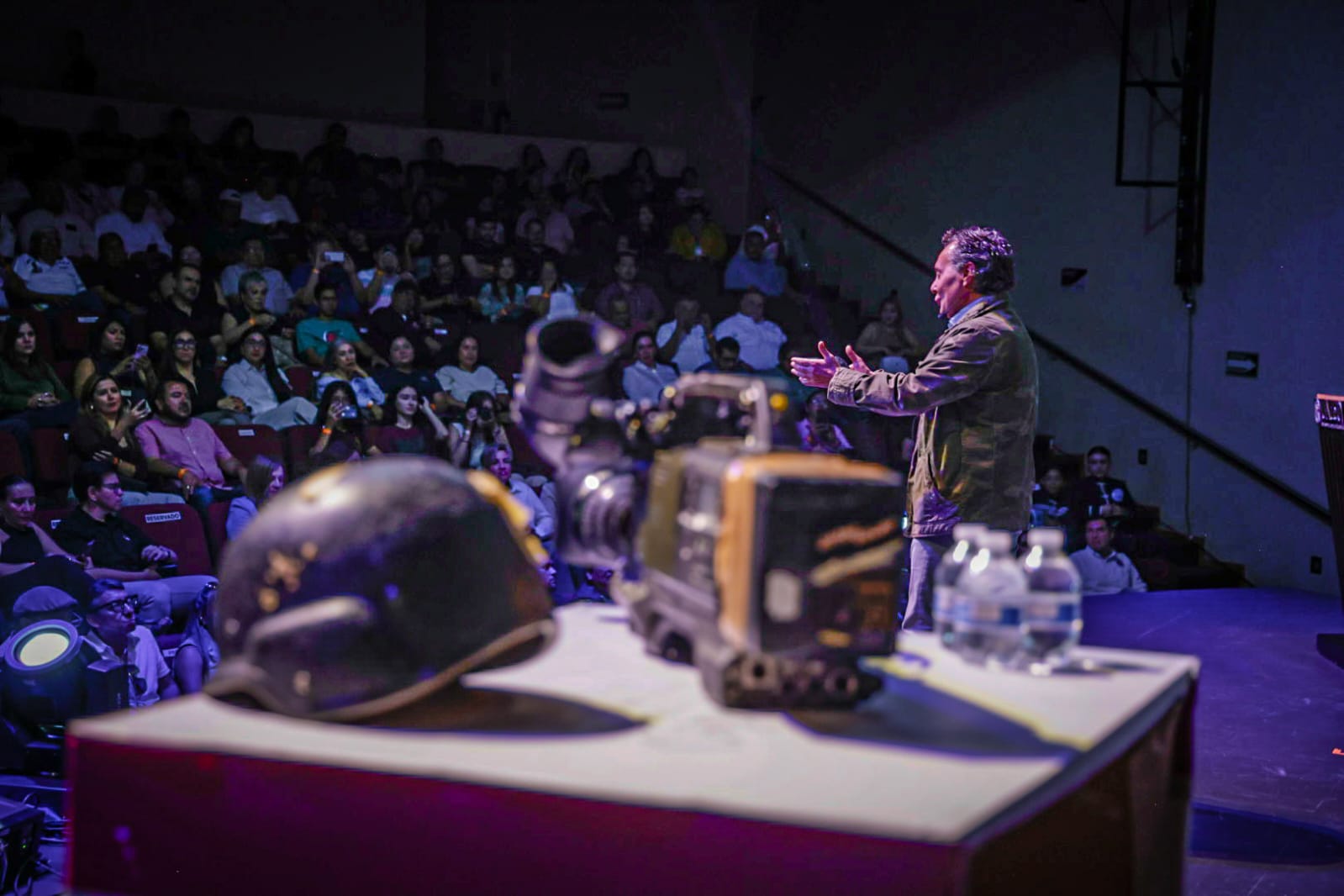 Alberto Peláez, periodista de guerra, imparte conferencia magistral en Culiacán