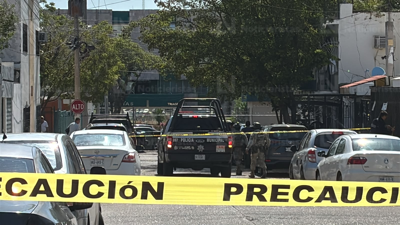 Personal del Ejército Mexicano resguardan la escena del crimen