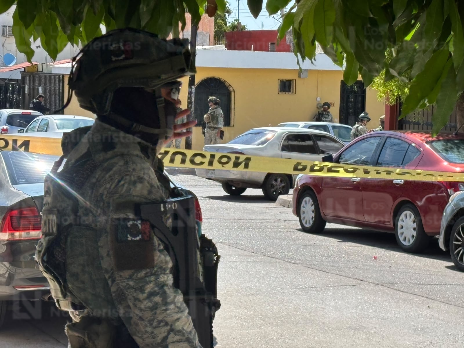 Personal del Ejército Mexicano resguardan la escena del crimen