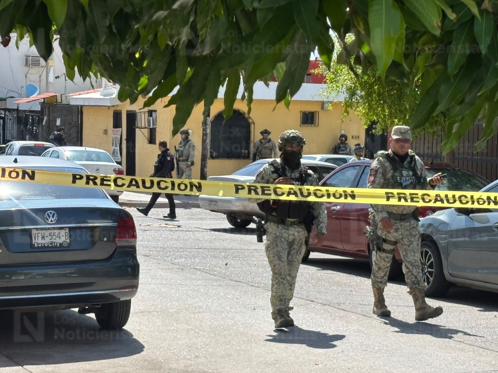 Personal del Ejército Mexicano resguardan la escena del crimen