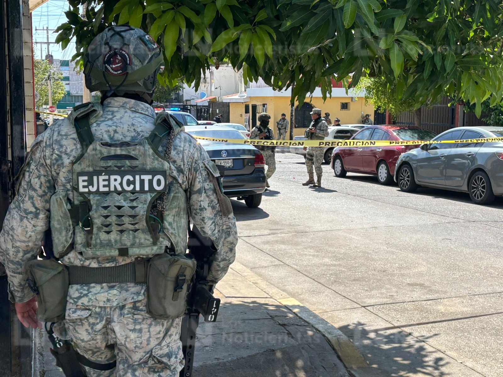 Personal del Ejército Mexicano resguardan la escena del crimen
