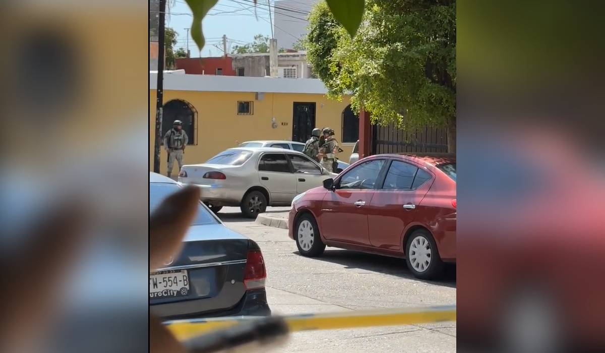 Personal del Ejército Mexicano resguardan la escena del crimen