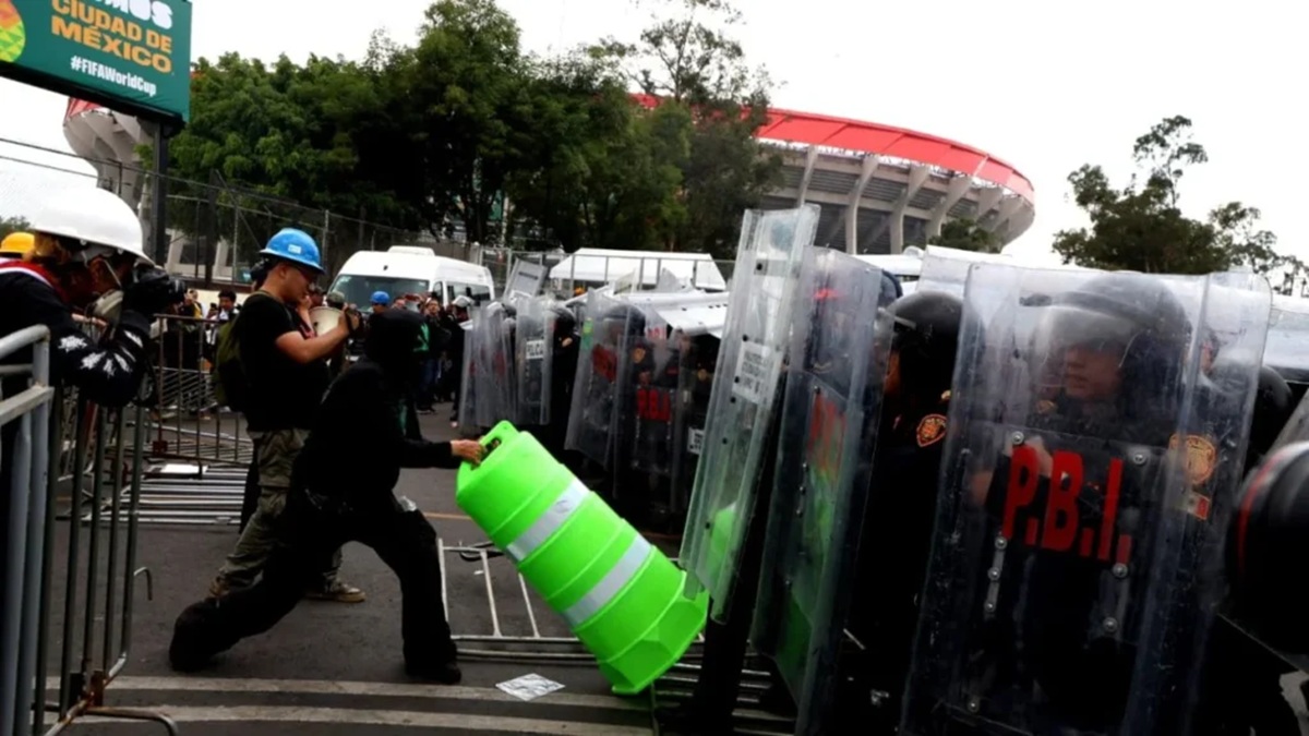 Enfrentamiento entre encapuchados y autoridades en el Mundial en la CDMX