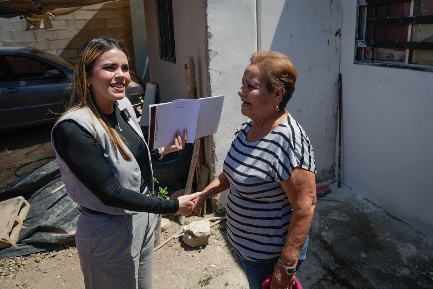 Entrega Ayuntamiento de Culiacán siete títulos de propiedad a familias de Valle de Amapas