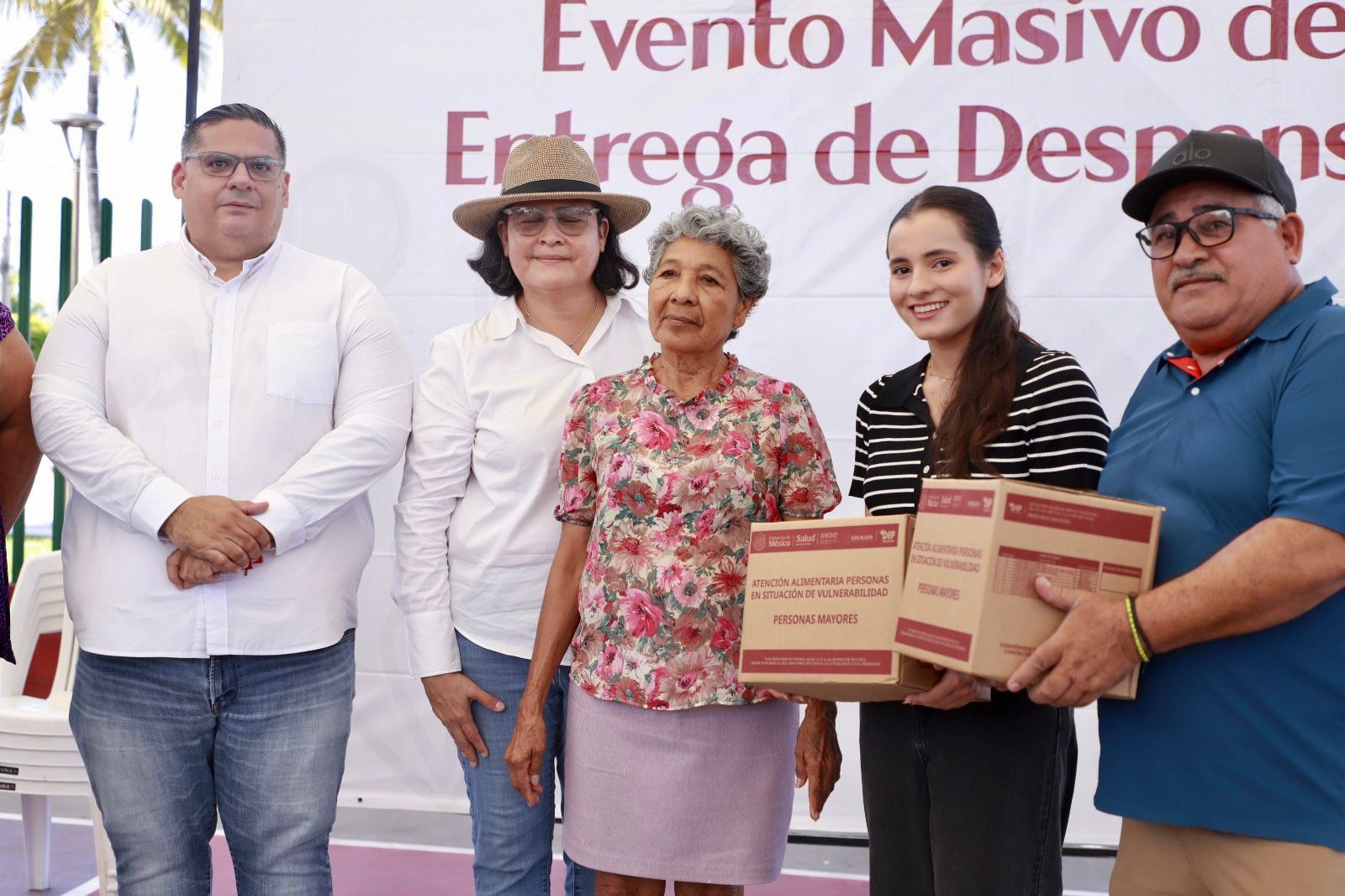 Entrega de despensas en Mazatlán