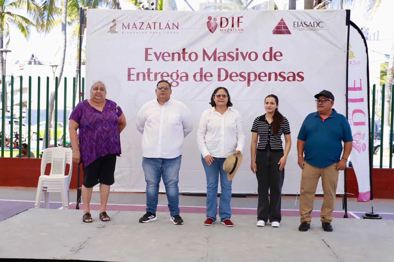 Entrega de despensas en Mazatlán