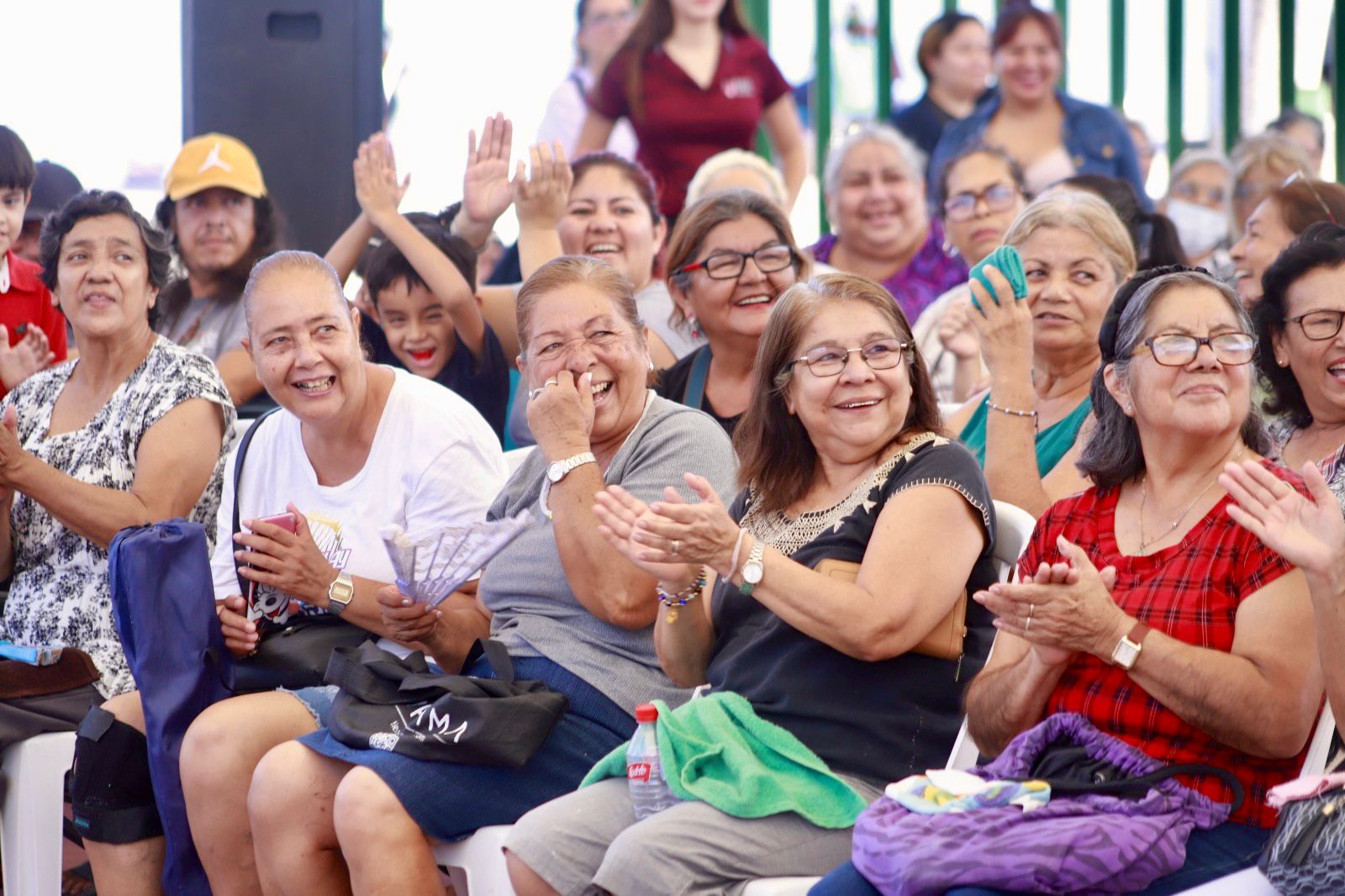 Entrega de despensas en Mazatlán