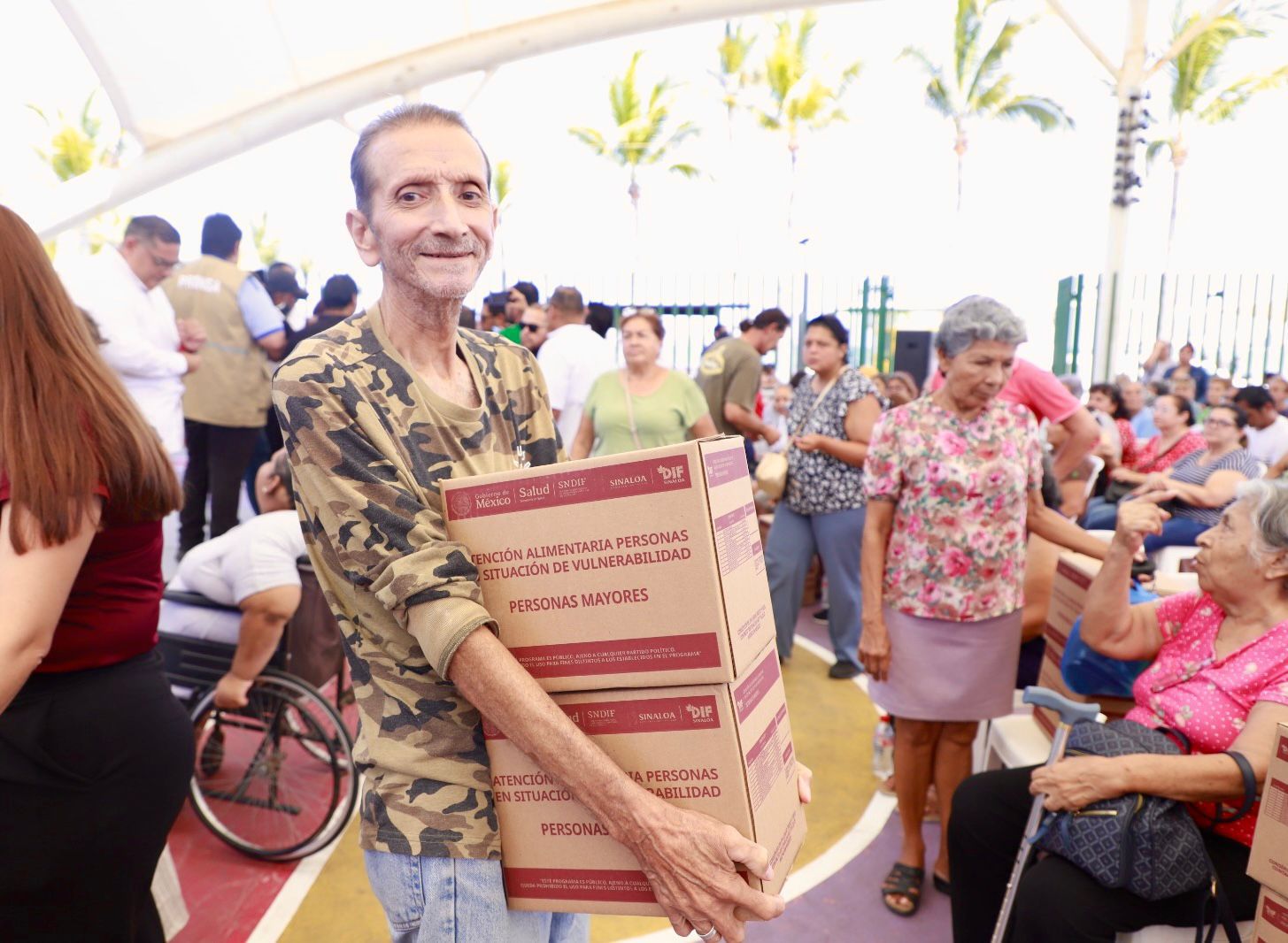 Entrega de despensas en Mazatlán