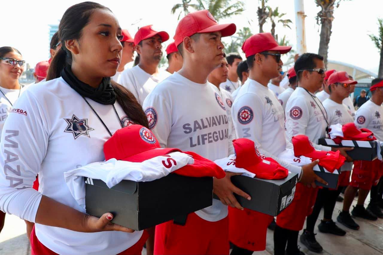 Entrega de uniformes a salvavidas de Mazatlán