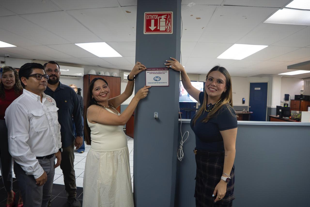 Entrega del Distintivo Impulsa Nafin a la empresa Jofire en Culiacán