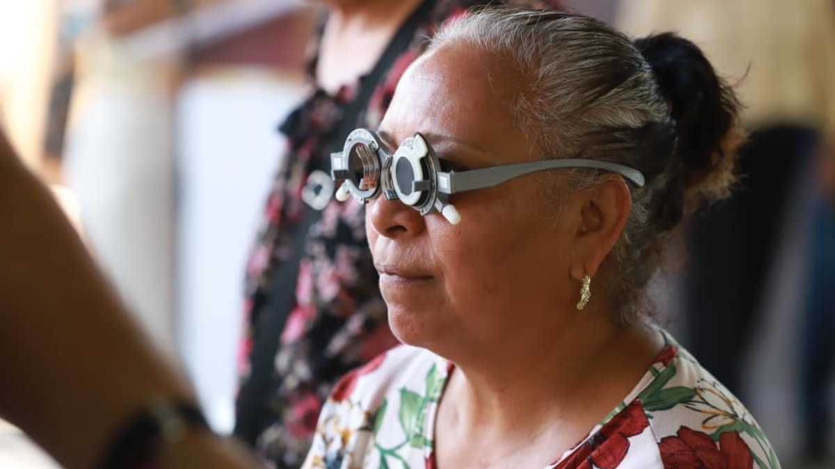 entregan 90 lentes gratuitos a familias de guasave adulta