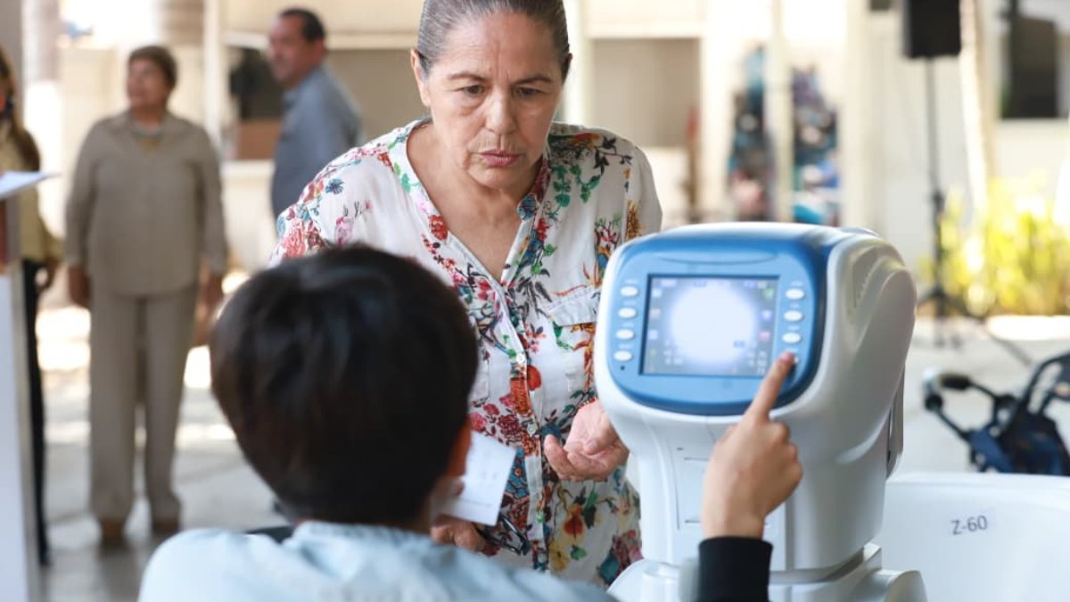 entregan 90 lentes gratuitos a familias de guasave programa
