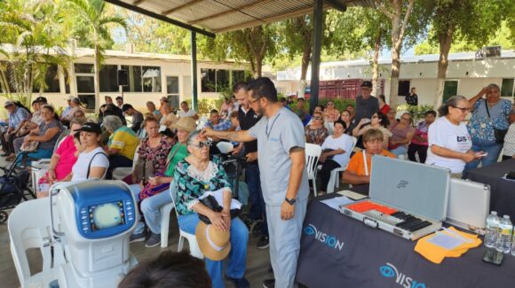 Entregan 90 lentes gratuitos a familias de Guasave, Sinaloa, para mejorar su salud visual