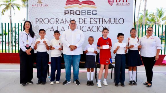 DIF Mazatlán, Sinaloa, entrega apoyos educativos a 800 estudiantes del municipio