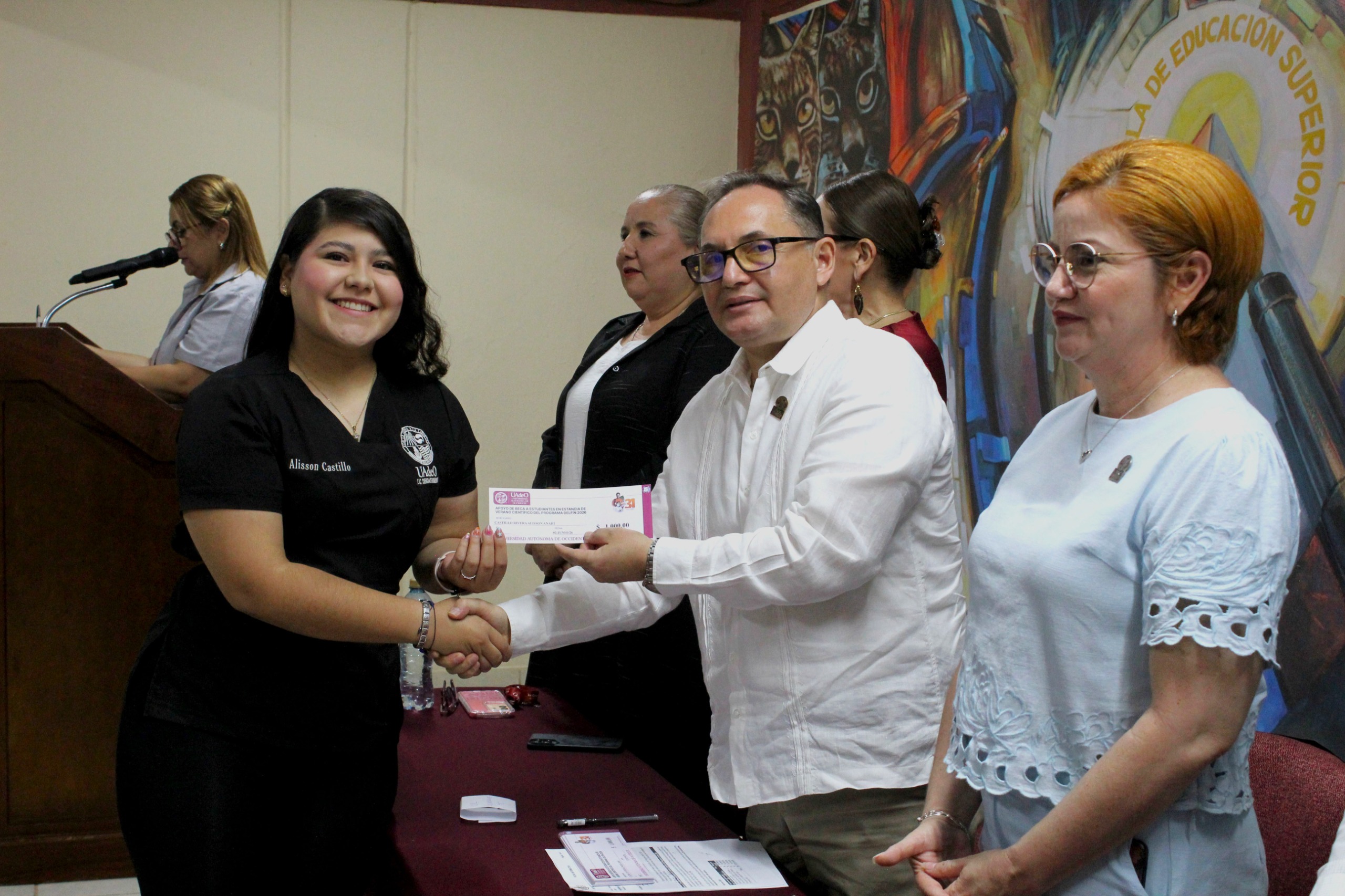Entregan apoyos a estudiantes de la UAdeO que participarán en programa Delfin