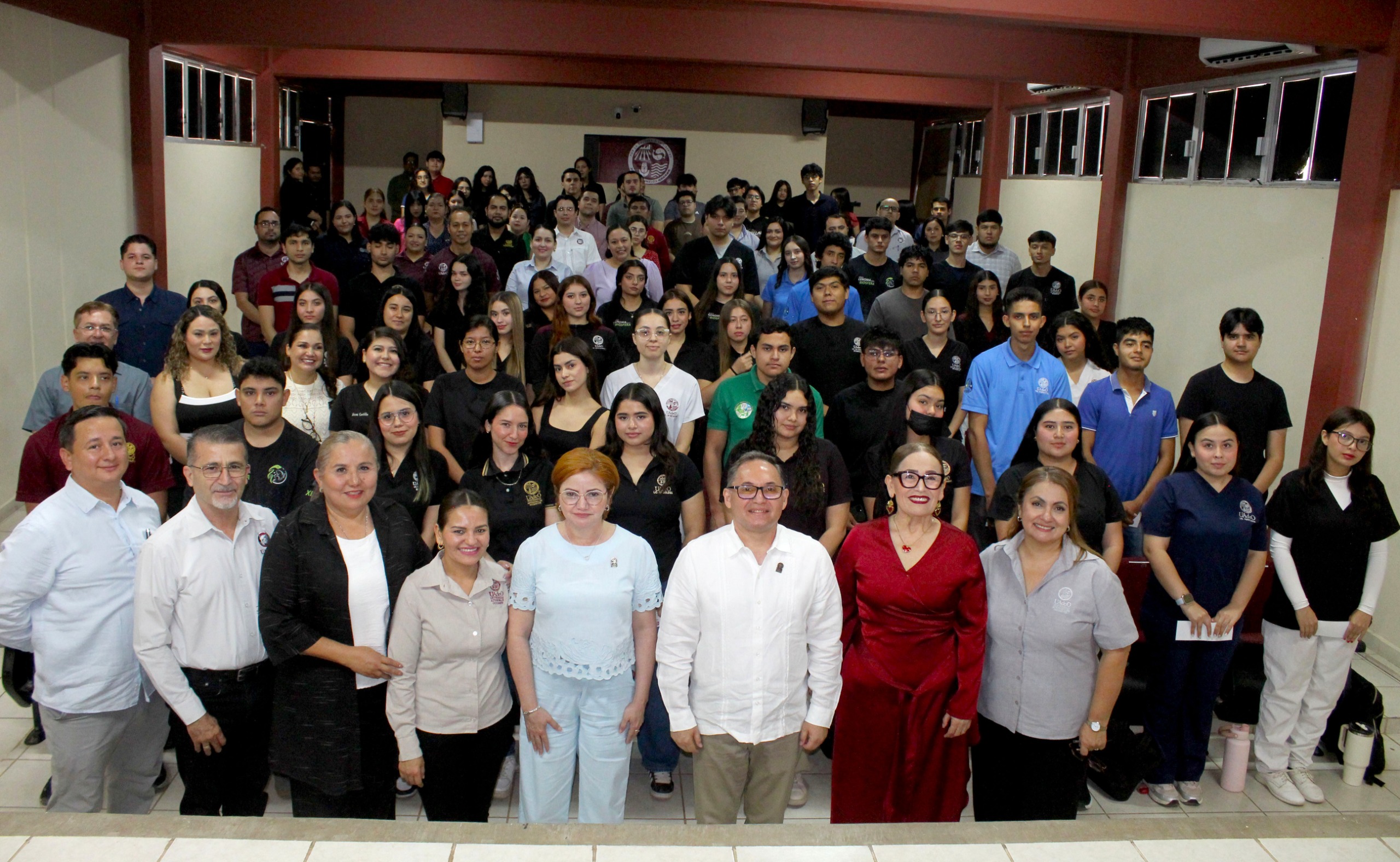 Entregan apoyos a estudiantes de la UAdeO que participarán en programa Delfin