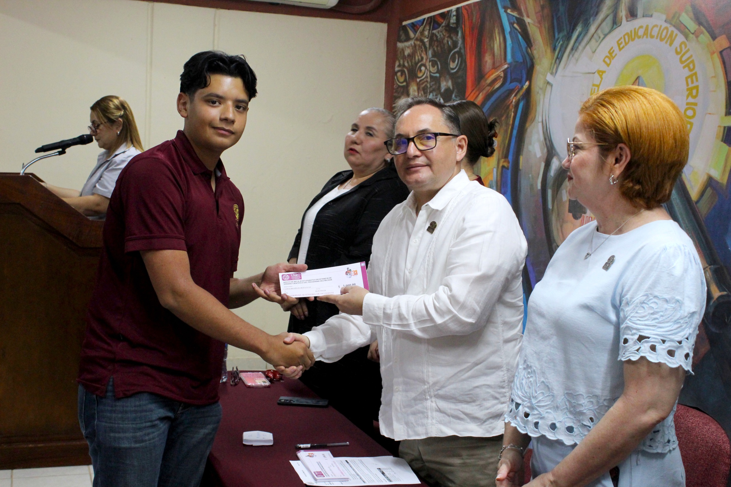 Entregan apoyos a estudiantes de la UAdeO que participarán en programa Delfin