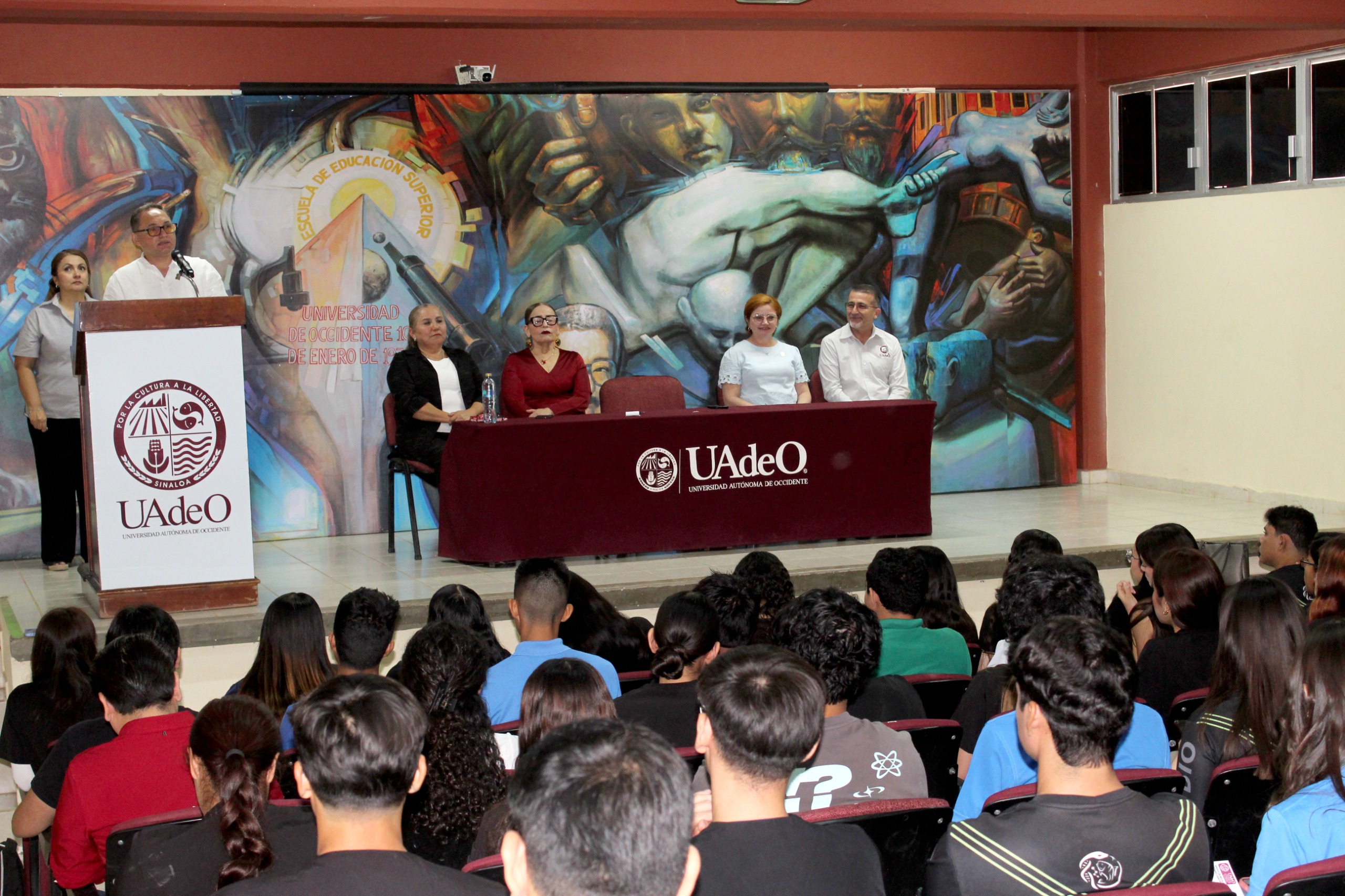 Entregan apoyos a estudiantes de la UAdeO que participarán en programa Delfin