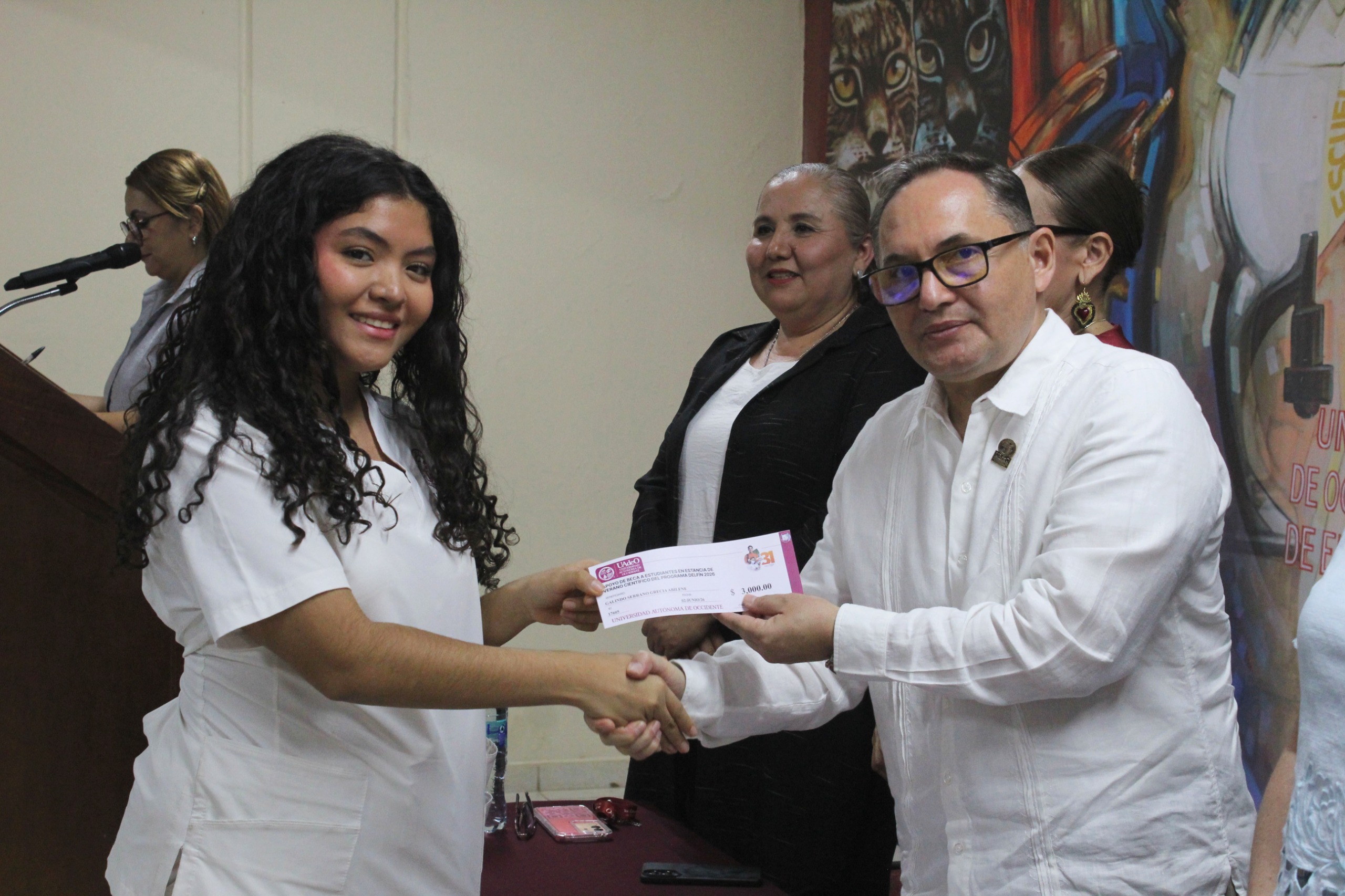 Entregan apoyos a estudiantes de la UAdeO que participarán en programa Delfin
