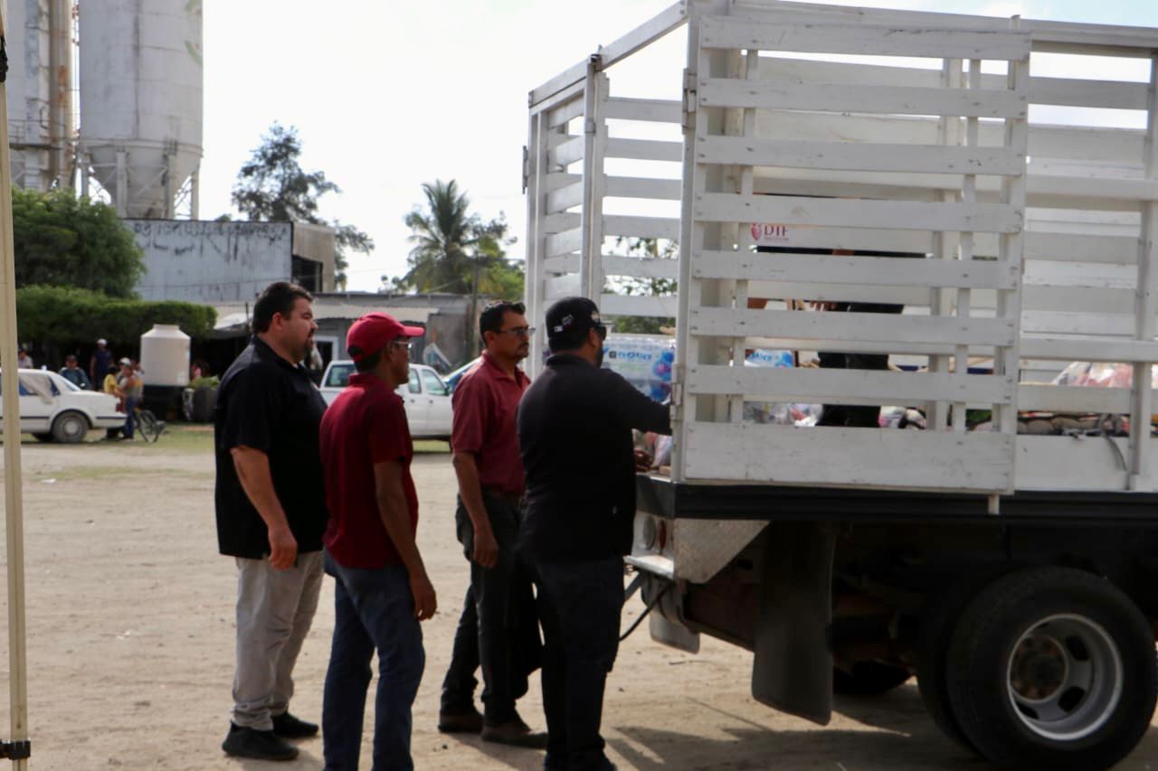 Entregan apoyos a familias afectadas por incendio en Casa Redonda, Mazatlán