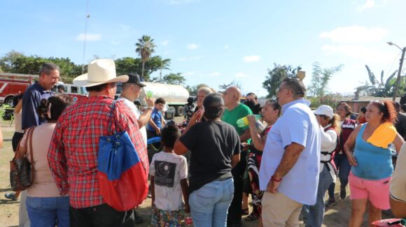 DIF Mazatlán responde a la emergencia: entrega apoyo inmediato a familias afectadas por incendio en Casa Redonda