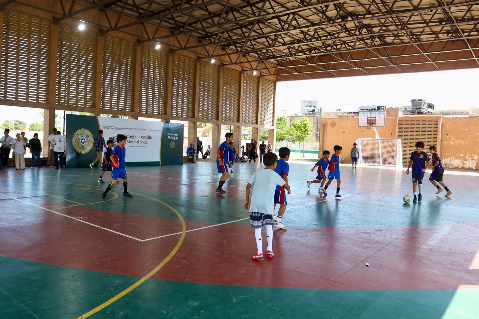 Entregan canchas de futbol del programa Mundial Social 2026 en Mazatlán