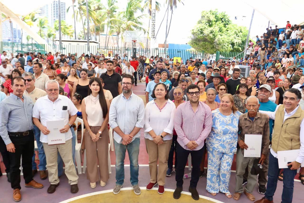 Entregan escrituras a familias de El Conchi y San Antonio, en Mazatlán