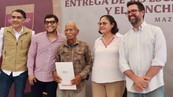 Hacen entrega en Mazatlán, Sinaloa de 385 escrituras públicas para familias de San Antonio y El Conchi
