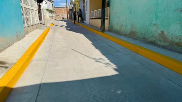 Tras más de 65 años, vecinos de la colonia Obrera, en Mazatlán, Sinaloa, reciben pavimentación en el callejón Nuevo León