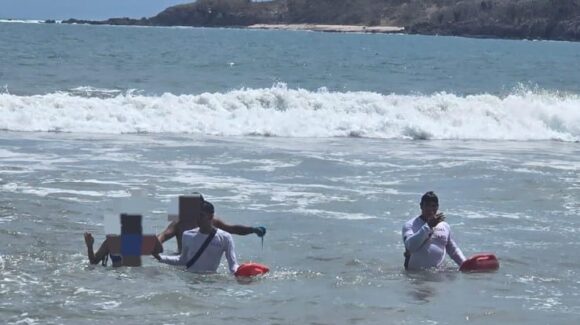 Rescatan a tres bañistas en dos playas de Mazatlán, Sinaloa; todos fueron puestos a salvo sin lesiones graves