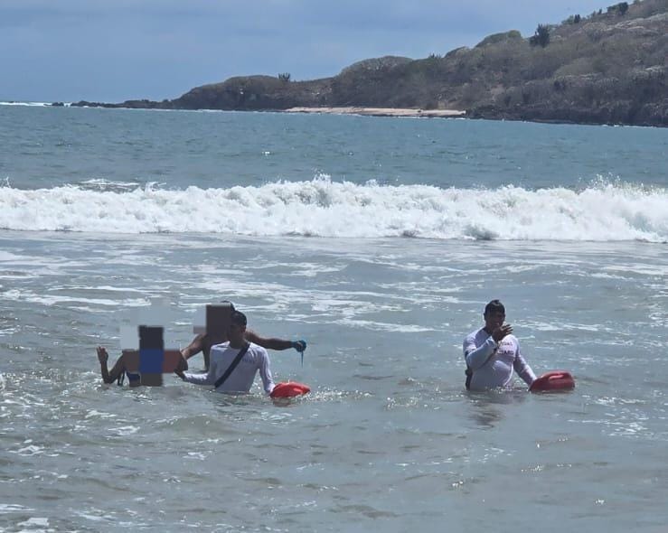 Escuadrón Acuático de Mazatlán rescata a bañistas del mar