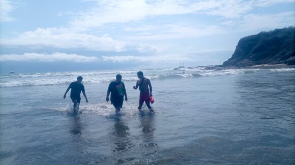 Rescatan a tres bañistas arrastrados por el oleaje en playas de Mazatlán, Sinaloa